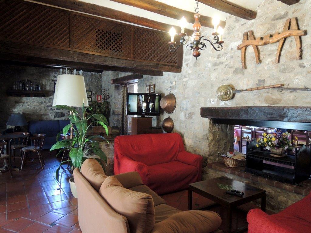 Hostal De La Rovira Oix Εξωτερικό φωτογραφία