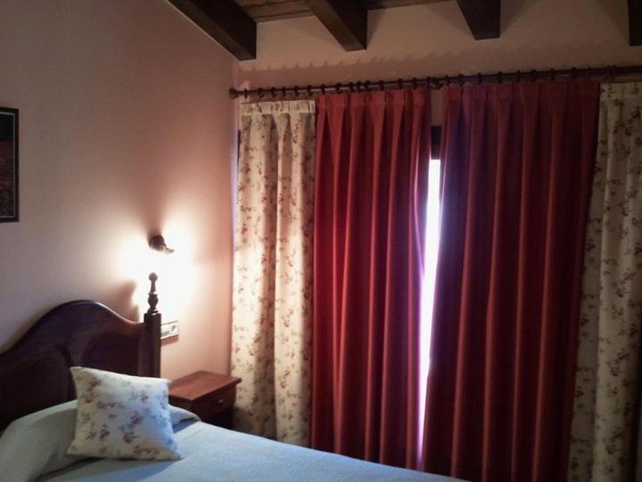 Hostal De La Rovira Oix Δωμάτιο φωτογραφία